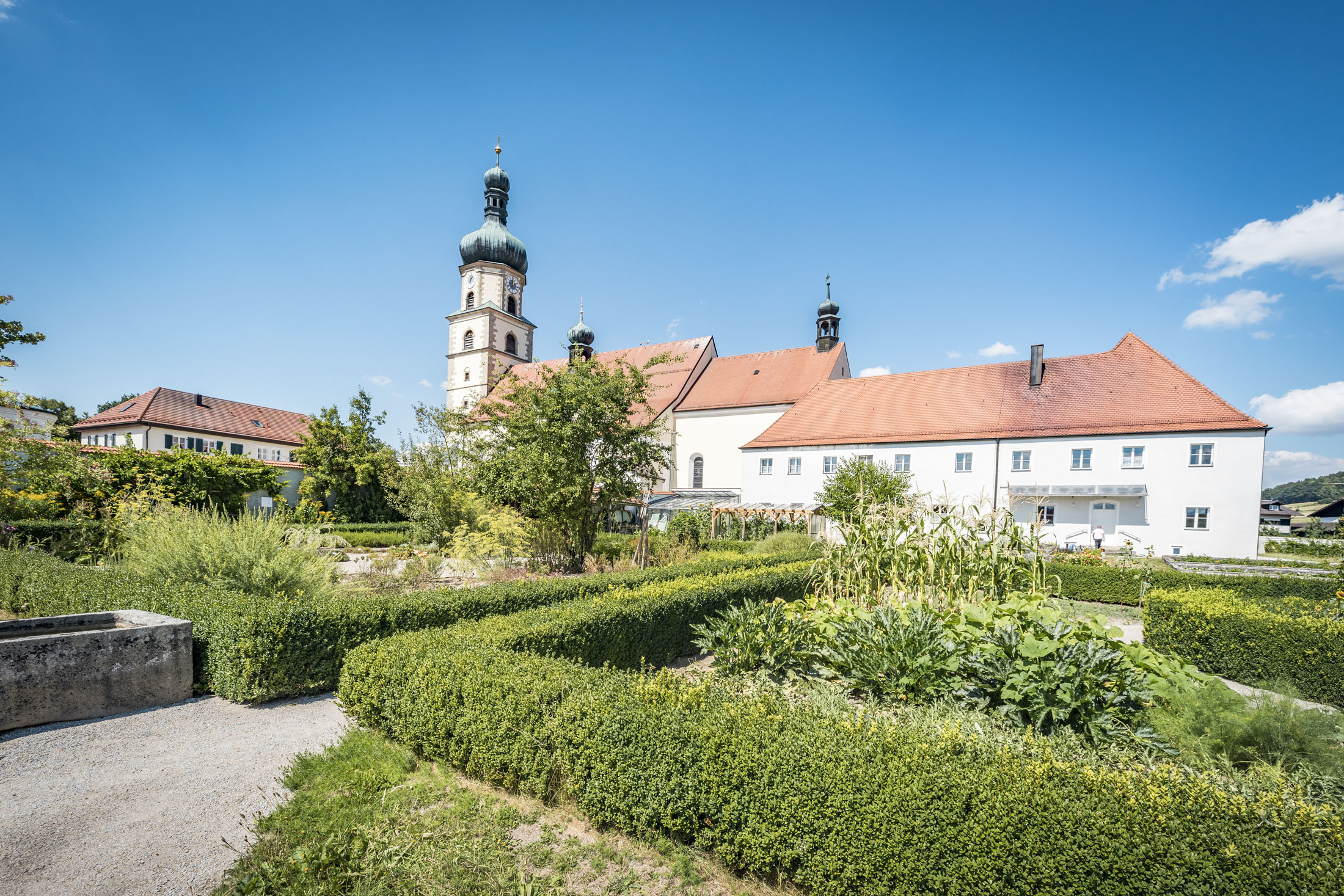 Franziskaner-Kloster Neukirchen b.Hl.Blut mit schön angelegtem Klostergarten