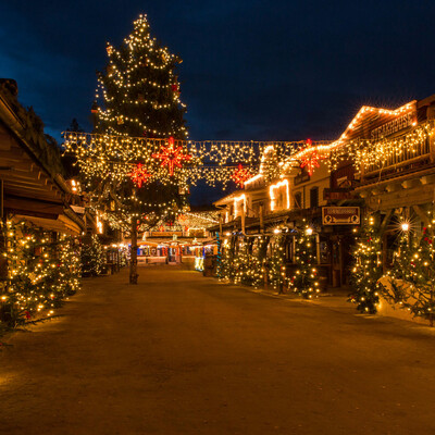 Der Blick auf die Main Street – die Westernstadt erstrahlt auch während dem Wild West Winter im Glanz tausender Lichter.