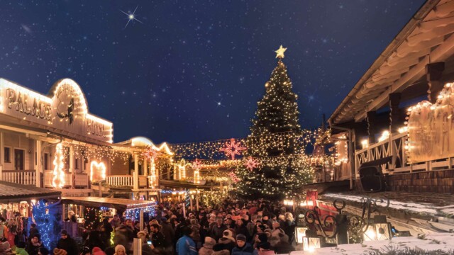 Einzigartiges Flair: tausende funkelnder Lichter lassen die Westernstadt zum Deutsch-Amerikanischen Weihnachtsmarkt funkeln und glänzen.