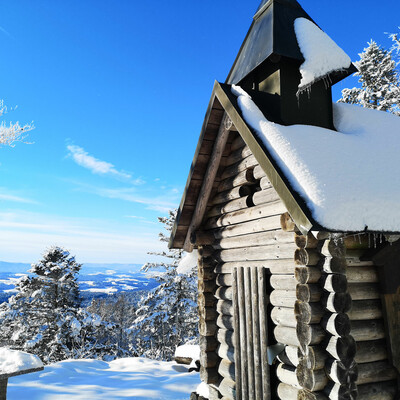 Auf dem Gipfel steht die kleine Blockholzkapelle des Waldvereins. 
Bildautor: 
