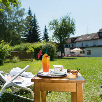 Relaxen im Garten des Hotels Dreisonnenberg*** in Neuschönau im Nationalpark Bayerischer Wald