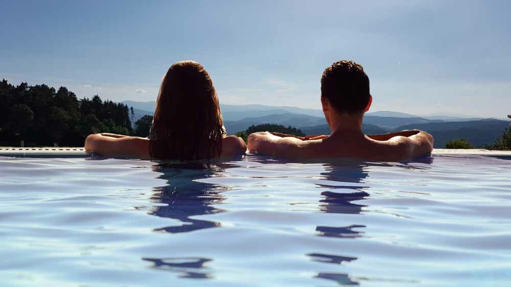Sky-Infinity Pool mit traumhaftem Ausblick auf die Bayerwaldberge im Wellness Hotel Zum Bräu **** 