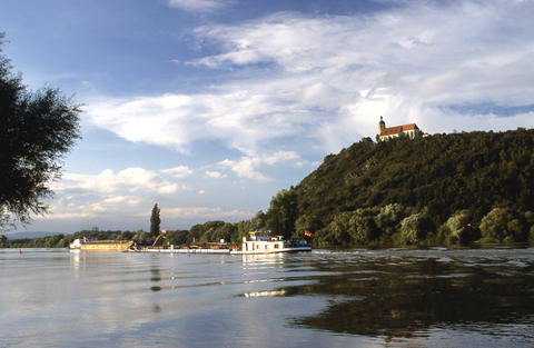 Blick über die Donau zurm Bogenberg