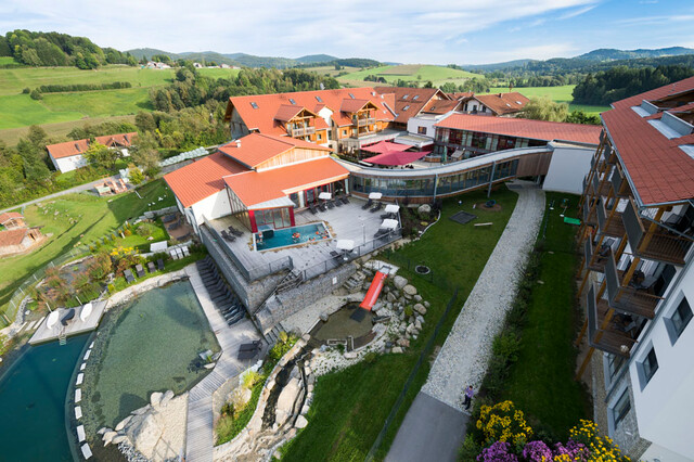 Das Familienhotel Schreinerhof in Schönberg aus der Vogelperspektive