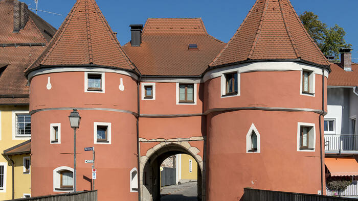 Das Markenzeichen der historischen Handelsstadt Cham im Bayerischen Wald: das Biertor. Es ist Teil der ehemaligen Stadtmauer.