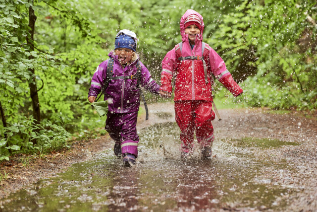 Es muss nicht immer die Sonne scheinen, ein Spaziergang bei Regenwetter ist ein fröhliches Abenteuer für die ganze Familie