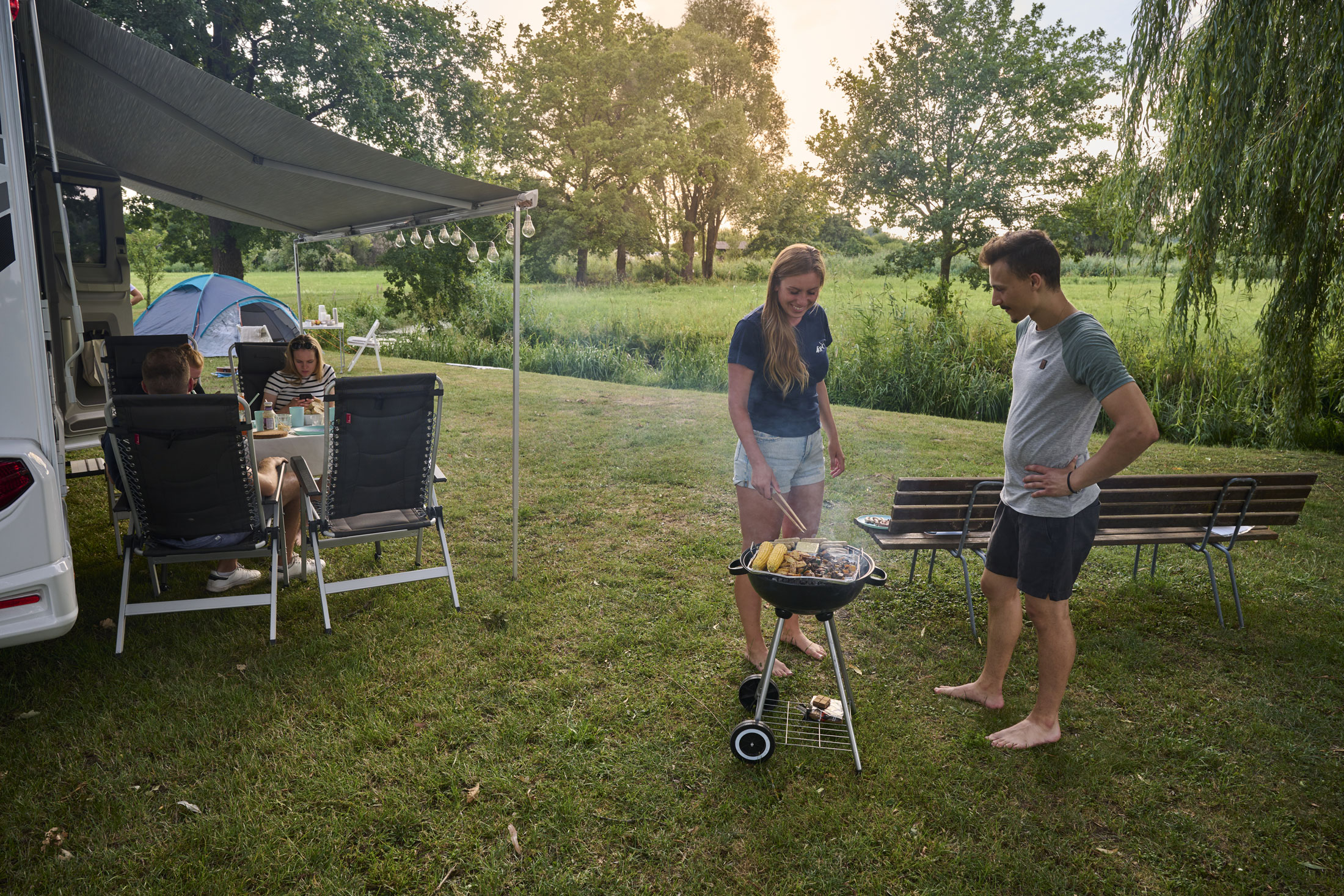 Es braucht nicht Viel, um glückliche Urlaubstage zu verbringen: Beim Camping könnt ihr prima abschalten und die einfachen Dinge genießen
