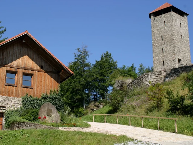 Burgmuseum und Burgturm der Burgruine Altnussberg bei Geiersthal im Bayerischen Wald