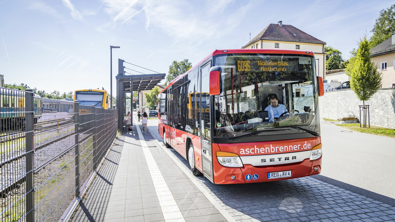 Von Mitte Mai bis zum Ende der bayerischen Herbstferien verbindet der Wander- & Freizeitbus die Urlaubsorte Viechtach - Kollnburg - Sankt Englmar.  Der Bus fährt täglich und die Taktung ist an die Ankunft der waldbahn am Bahnhof Viechtach gekoppelt. 