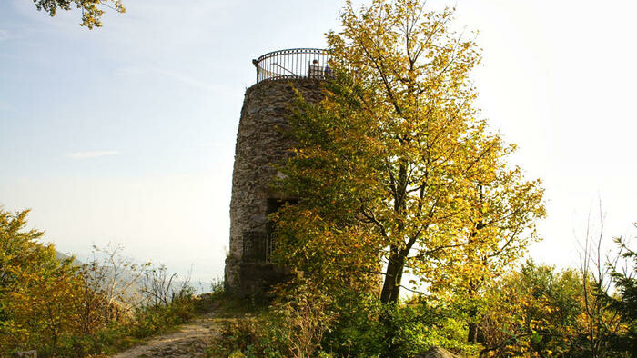 Markanter Aussichtsturm auf dem Hirschenstein bei Achslach im ArberLand Bayerischer Wald