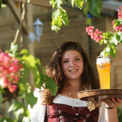 In unserem Biergarten gibt es eine Auswahl an bayerischen Schmankerln wie z.B. Radibrot, Brotzeitplatte mit Geräuchertem an Obazten