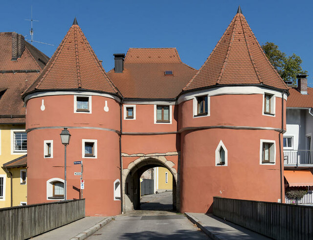 Das Markenzeichen der historischen Handelsstadt Cham im Bayerischen Wald: das Biertor. Es ist Teil der ehemaligen Stadtmauer.