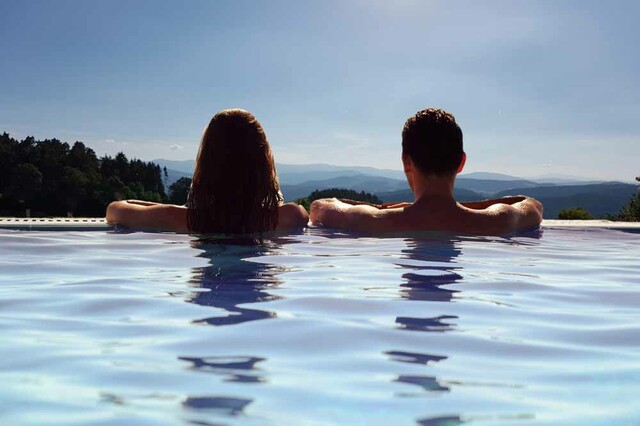 Sky-Infinity Pool mit traumhaftem Ausblick auf die Bayerwaldberge im Wellness Hotel Zum Bräu ****