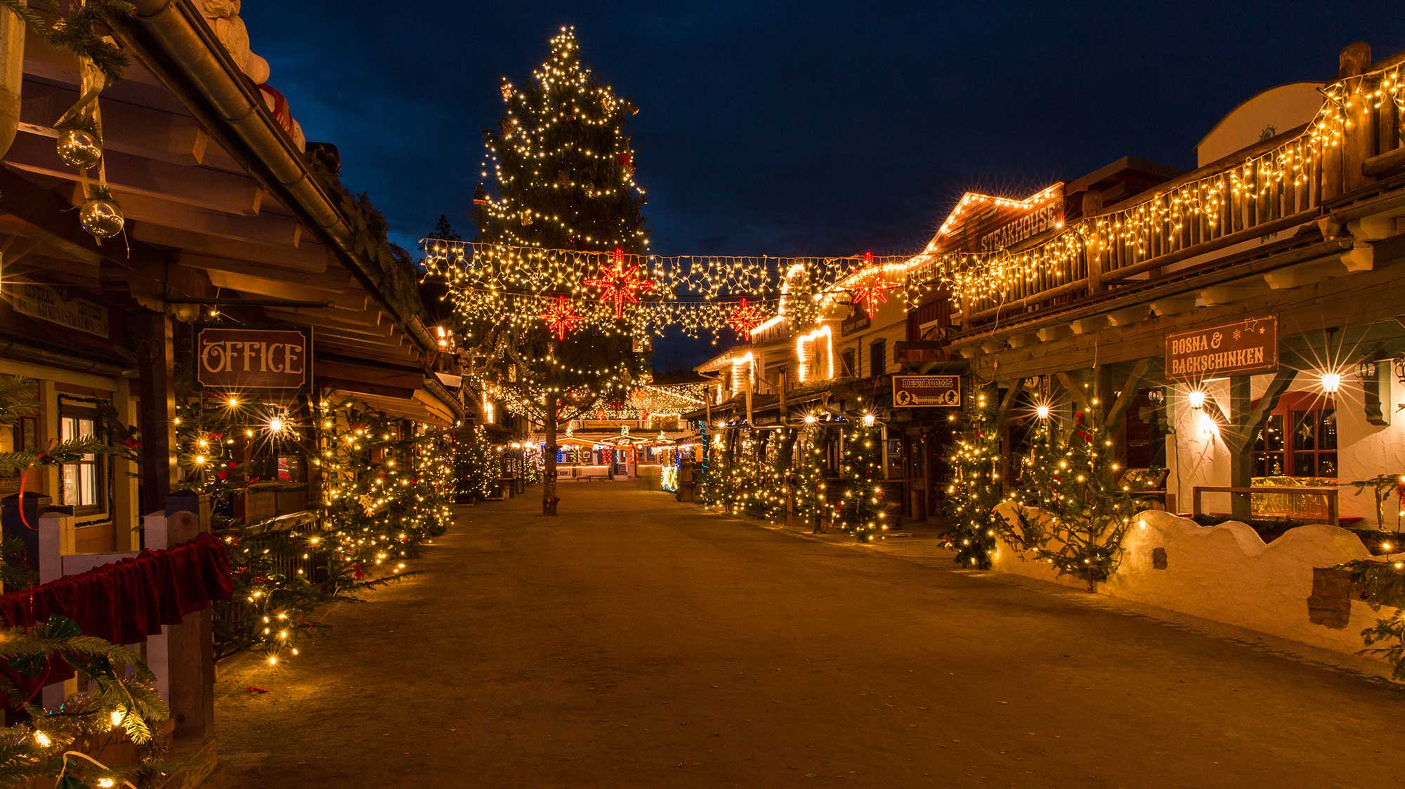 Einzigartiges Flair: tausende funkelnder Lichter lassen die Westernstadt zum
Deutsch-Amerikanischen Weihnachtsmarkt funkeln und glänzen.